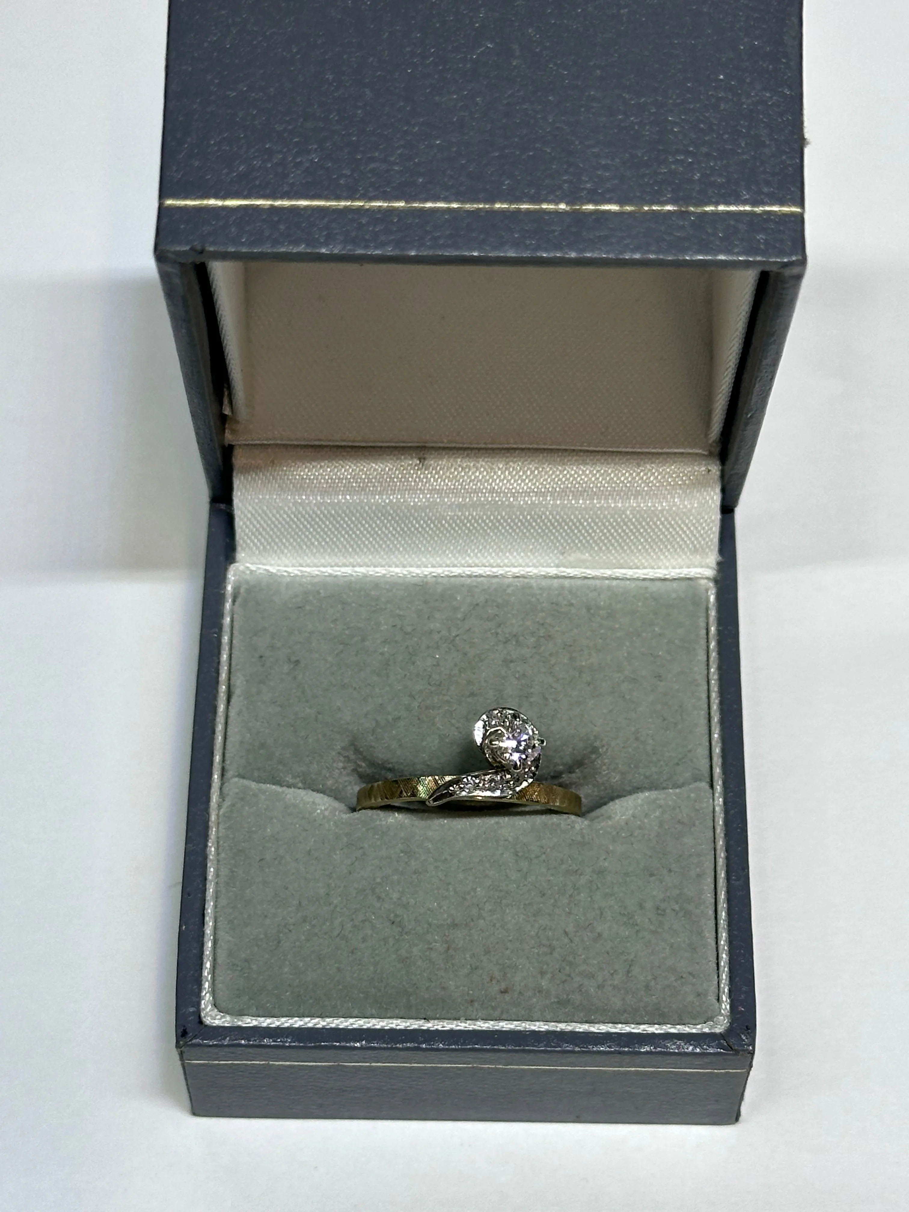 ANTIQUE DESIGNER LADIES DIAMOND WHITE & YELLOW GOLD RING - $8k APR w/ CoA!!!!!!!