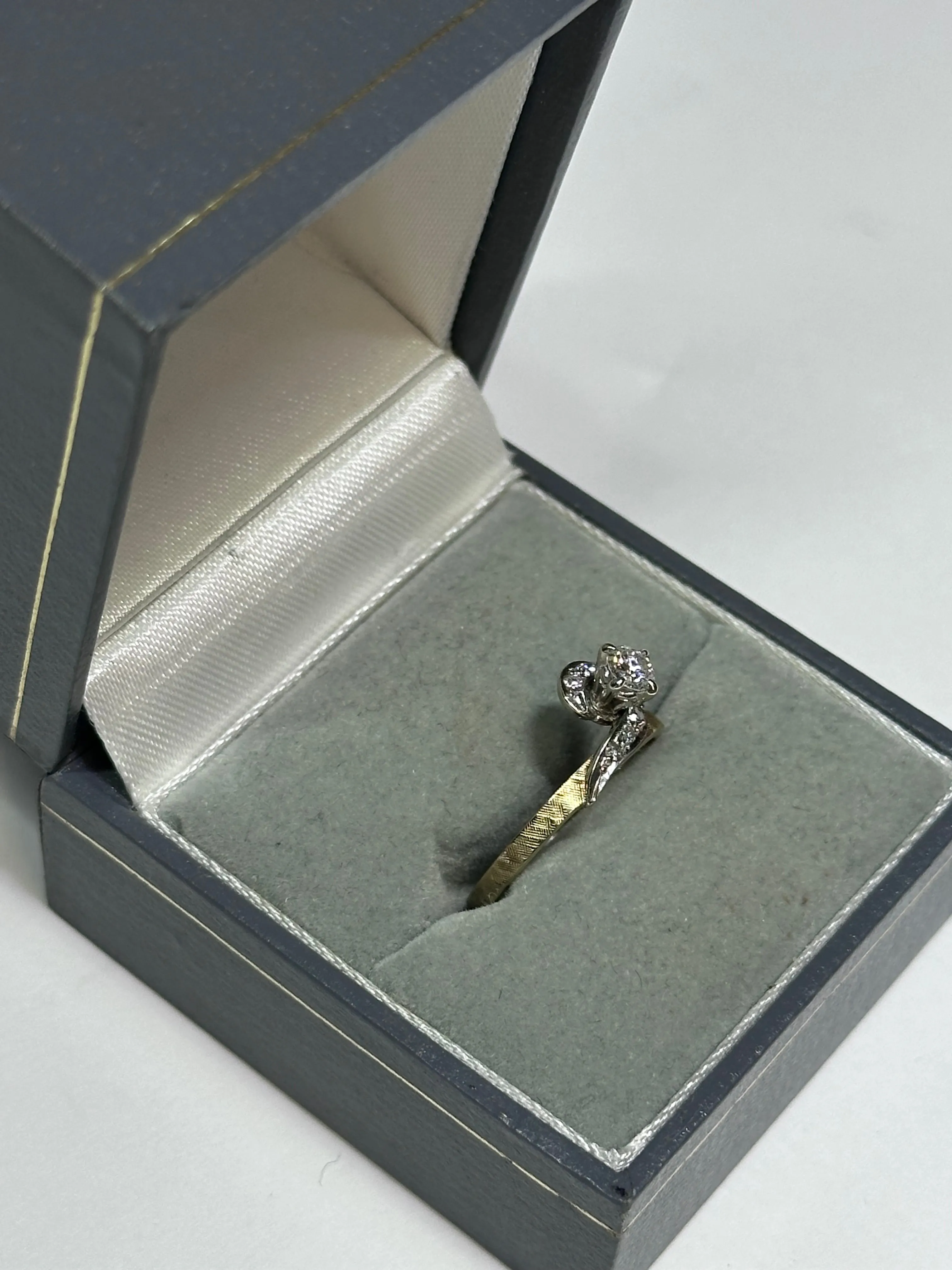 ANTIQUE DESIGNER LADIES DIAMOND WHITE & YELLOW GOLD RING - $8k APR w/ CoA!!!!!!!
