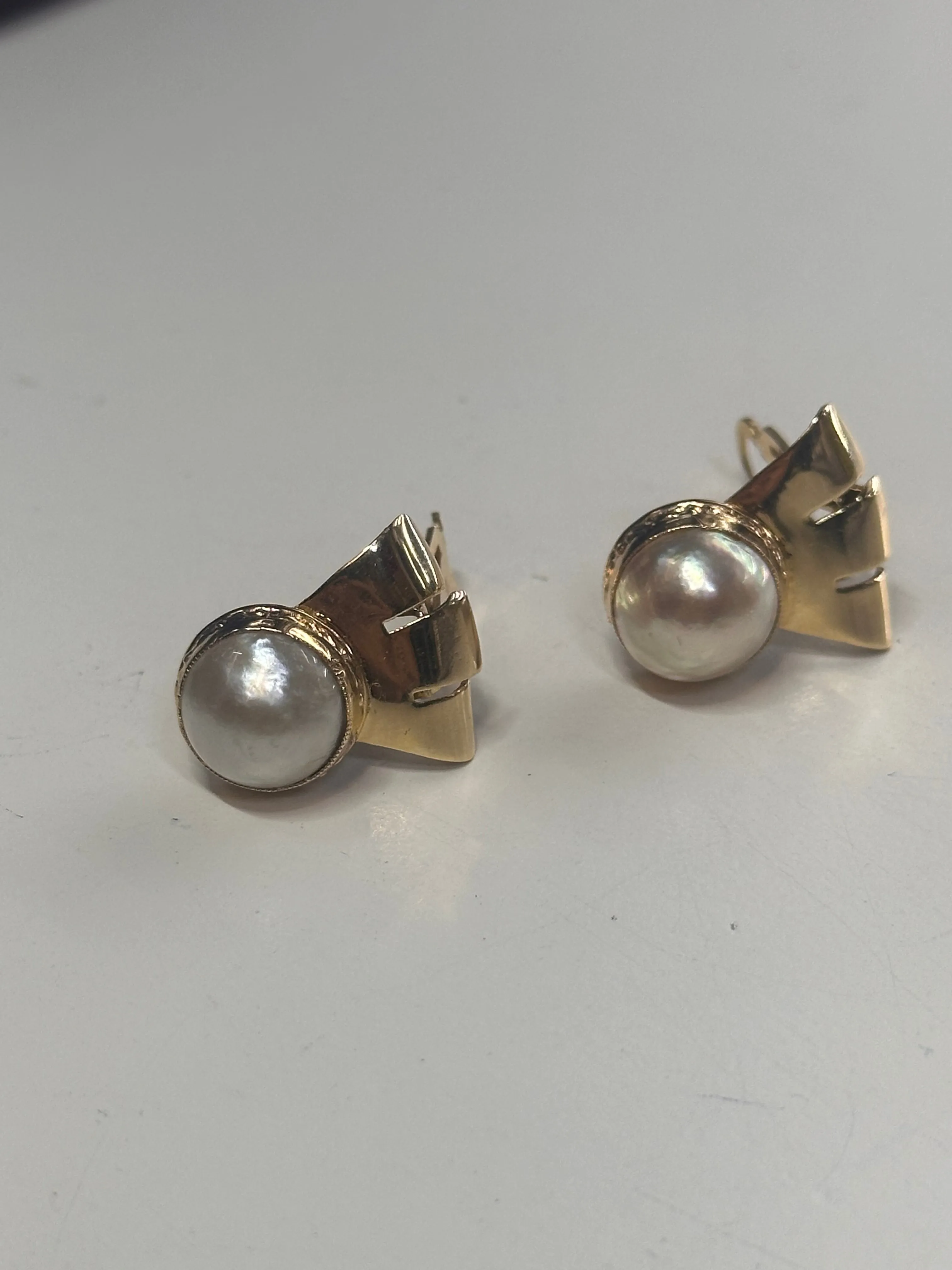 ANTIQUE LADIES DESIGNER PEARLS AND YELLOW GOLD CLIP ON EARRINGS - $8K APR w/ CoA