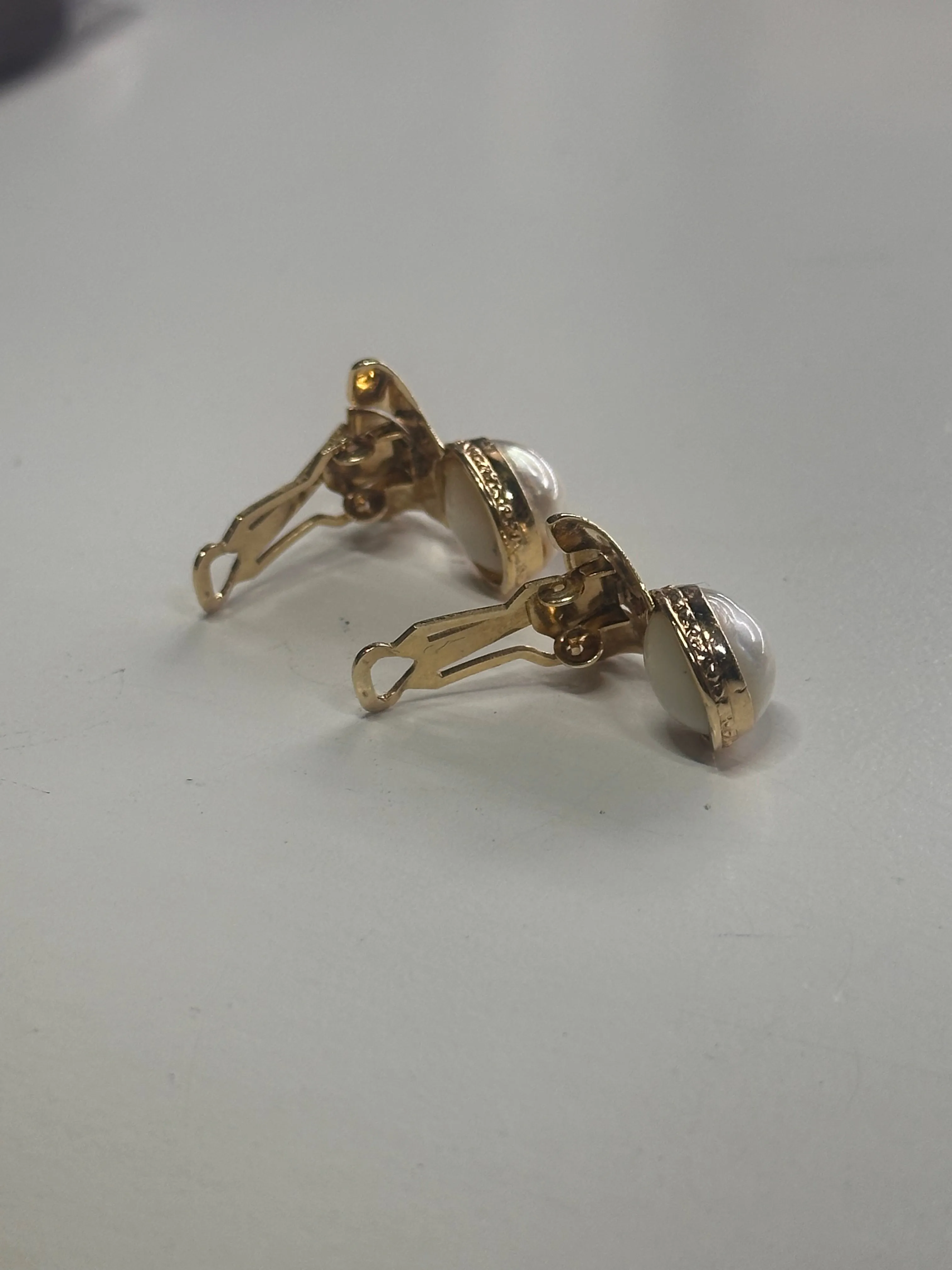 ANTIQUE LADIES DESIGNER PEARLS AND YELLOW GOLD CLIP ON EARRINGS - $8K APR w/ CoA