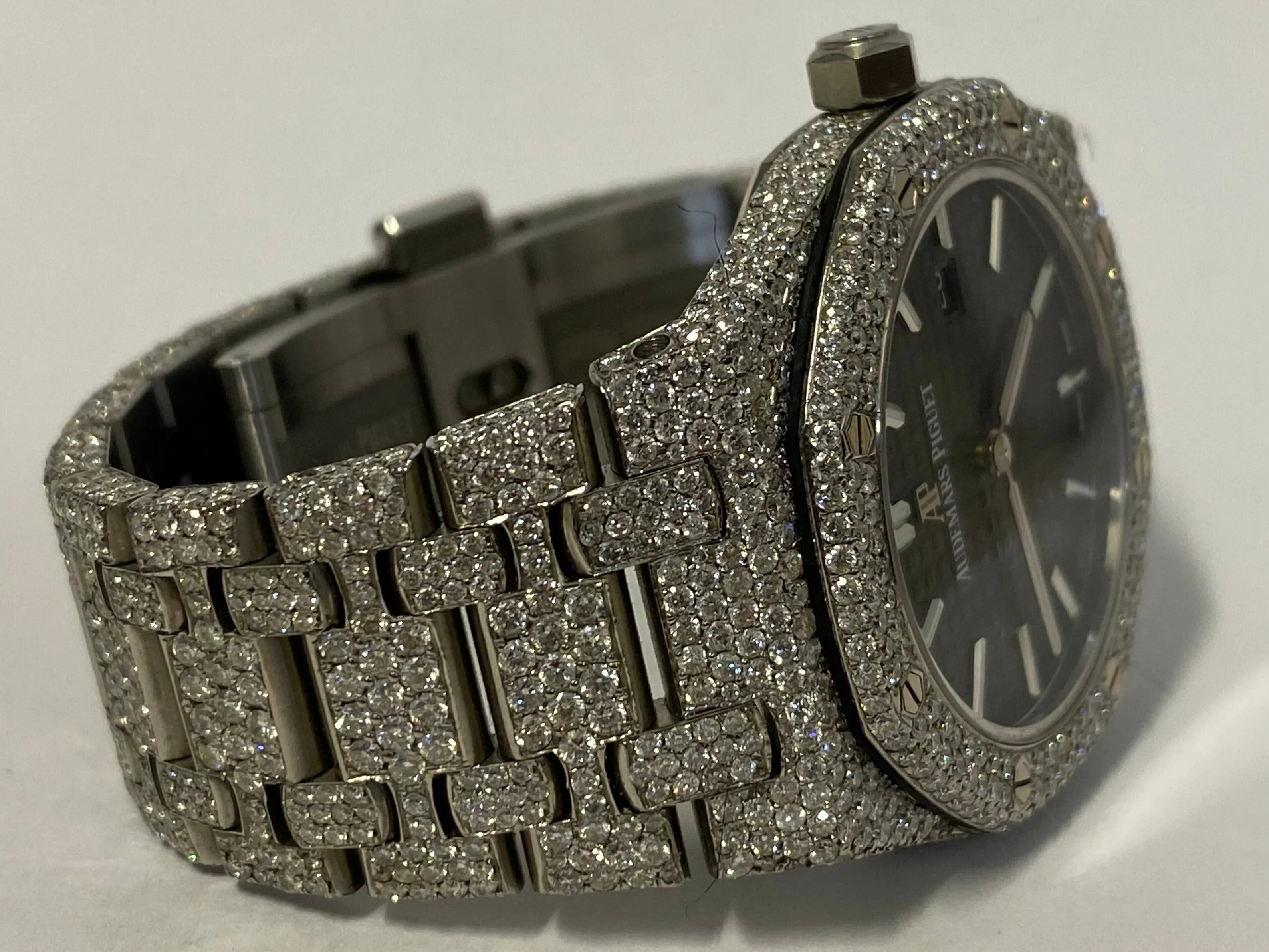 AUDEMARS PIGUET Royal Oak Date w/Beautiful 1750 Diamonds Watch- $300K APR w/COA!