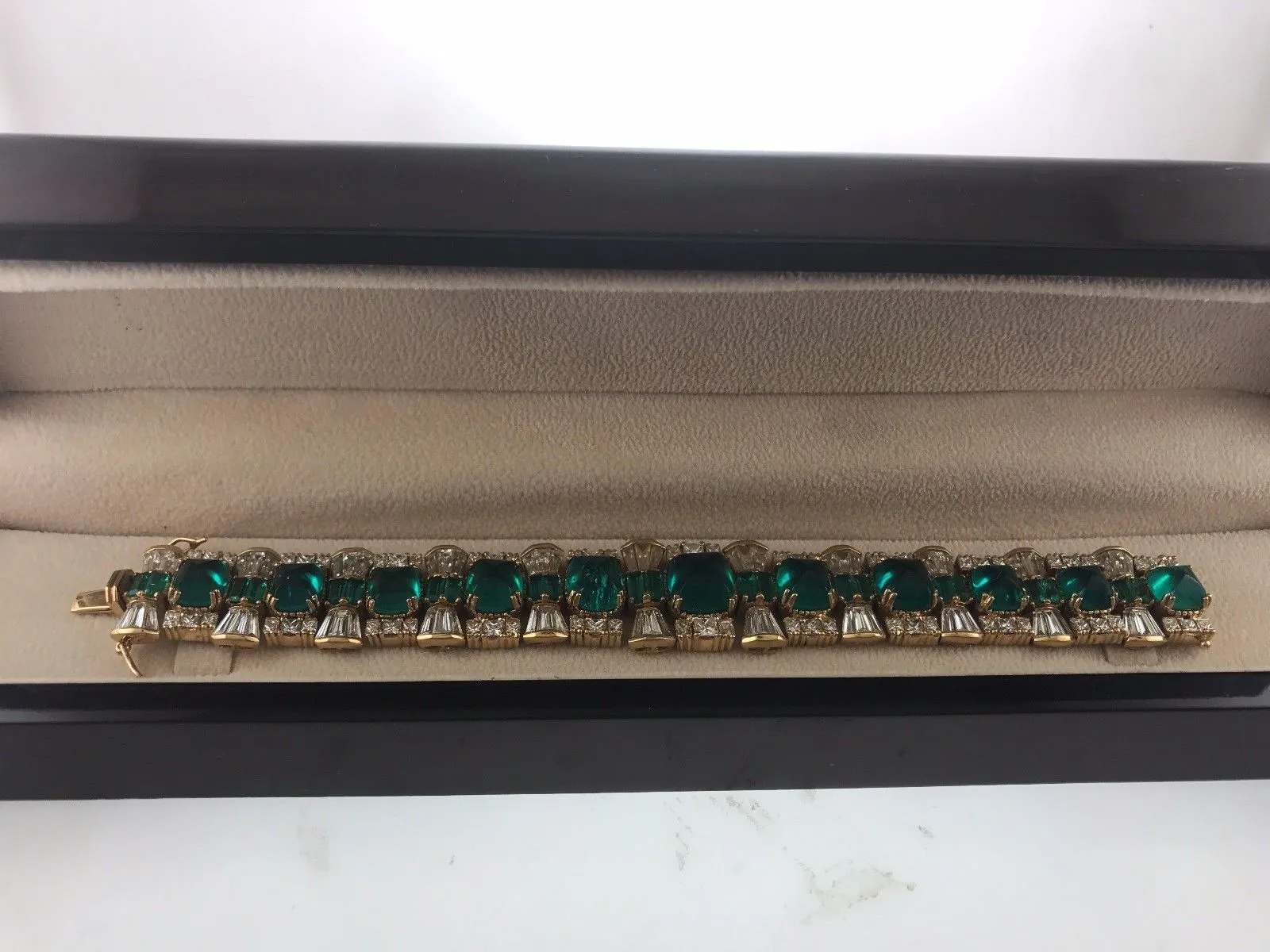 Beautiful Ladies Emerald & Diamond Bracelet in 18K Yellow Gold - $45K APR Value w/ CoA!