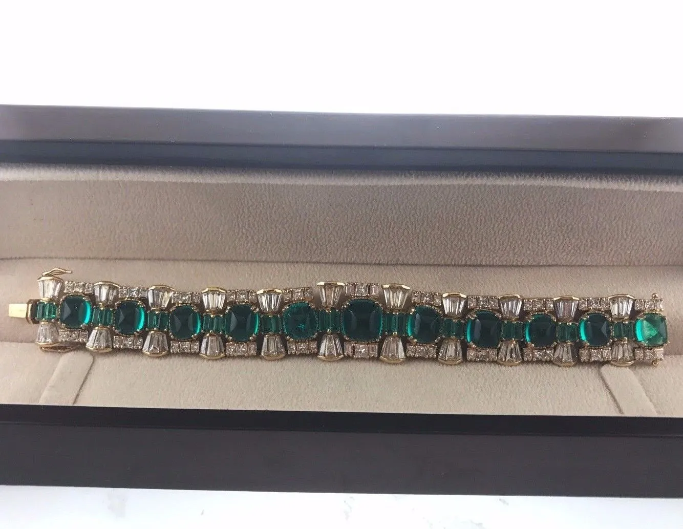 Beautiful Ladies Emerald & Diamond Bracelet in 18K Yellow Gold - $45K APR Value w/ CoA!